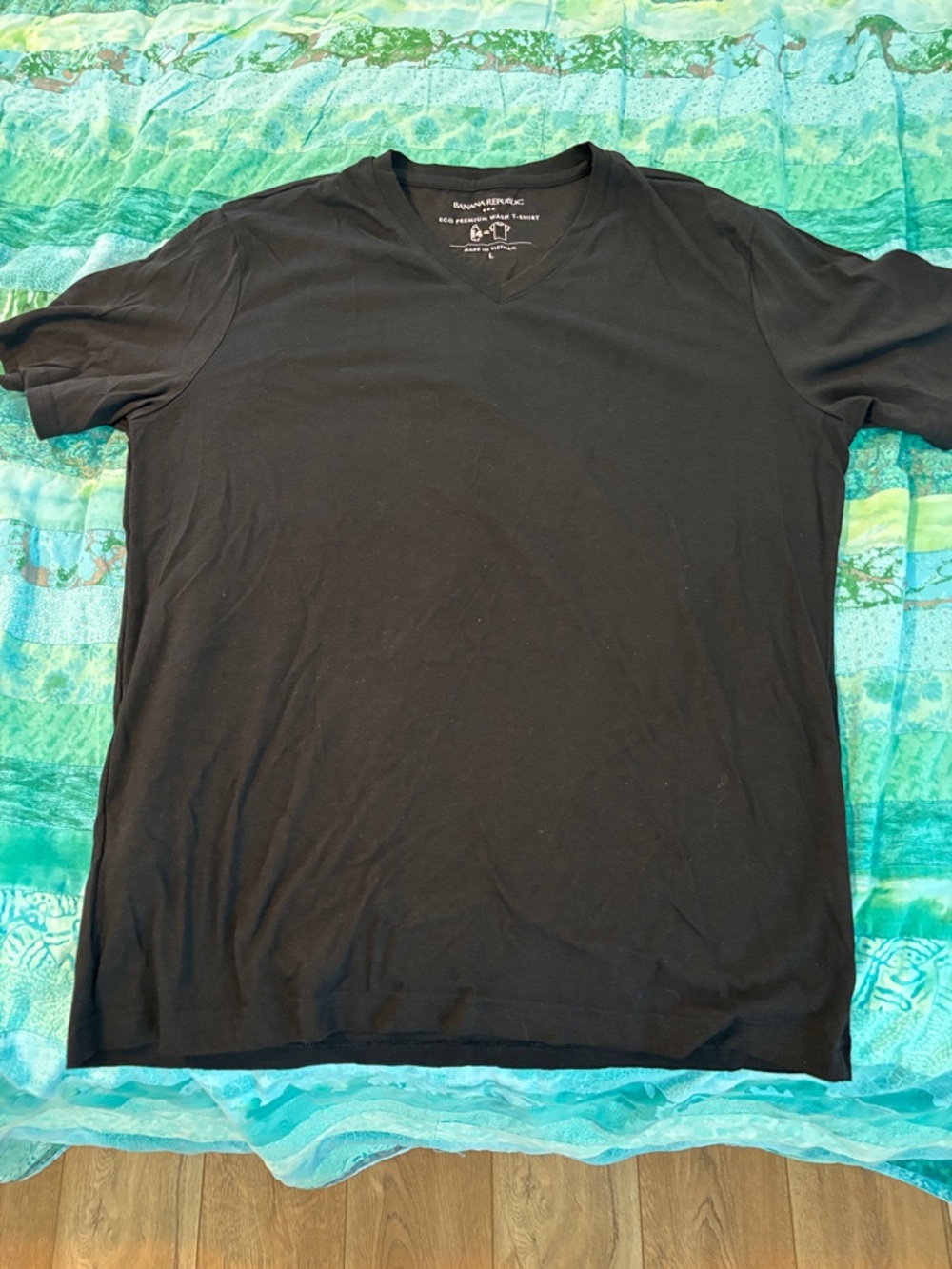 Men’s Banana Republic Black V-Neck Shirt
Large, never worn.